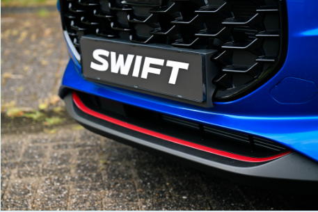 Rode inlay voorbumper Swift 2024>